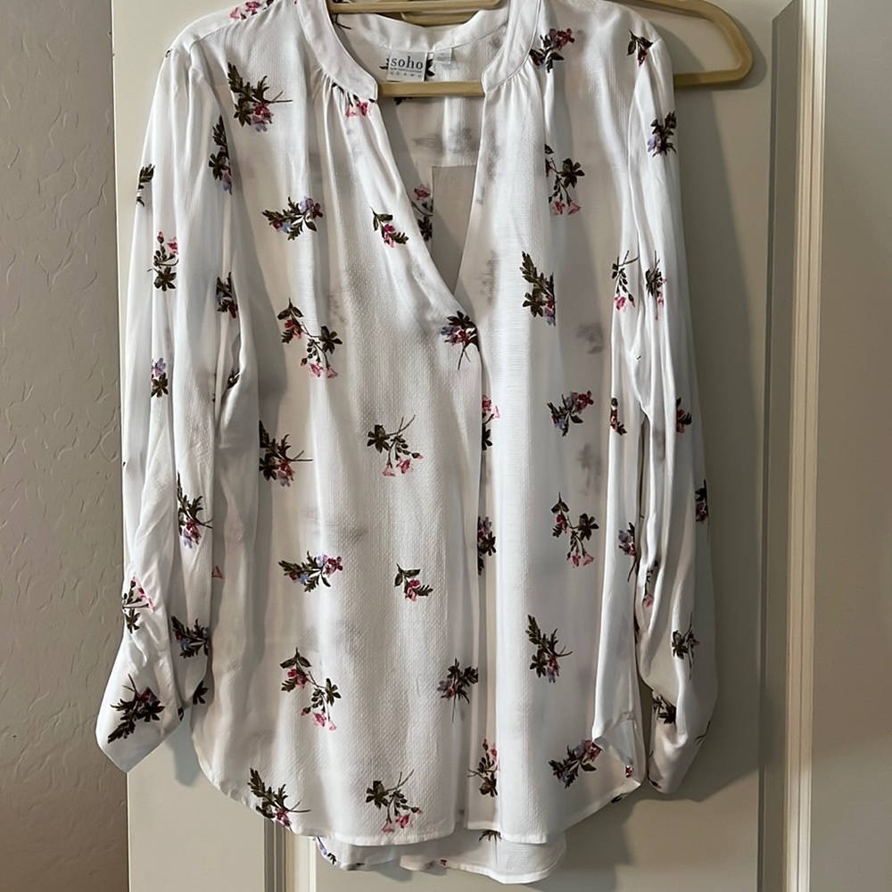 White flower blouse with optional button up sleeve